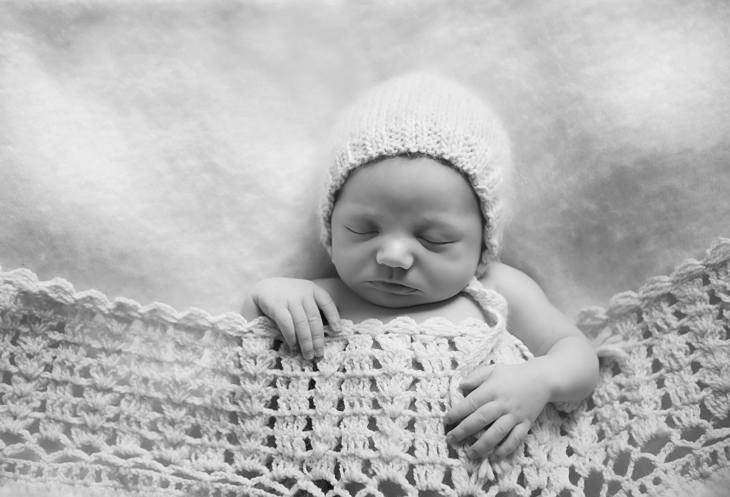 black-and-white-newborn-portraits-1